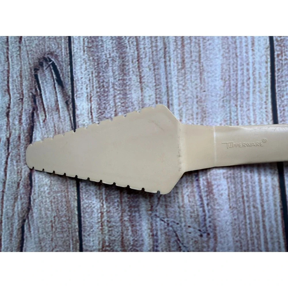 Tupperware Cut n Serve Pie & Cake Pastry Server Serrated Cream Ivory #1228-7